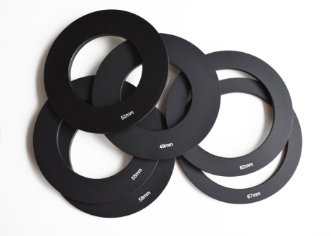 Er worden 6 schijven meegeleverd voor verschillende maten lensen, o.a. voor 49 mm, 52 mm, 55 mm, 58, 62 mm en 67 mm.